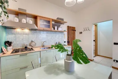 Cucina o angolo cottura di Charlize Apartment by Mamo Florence