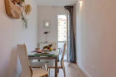 Area soggiorno di Abigail Apartment by Mamo Florence