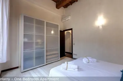 Letto o letti in una camera di Calzaiuoli Apartments by Mamo Florence