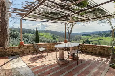 Vista generica sulle montagne o vista sulle montagne dall'interno della casa vacanze