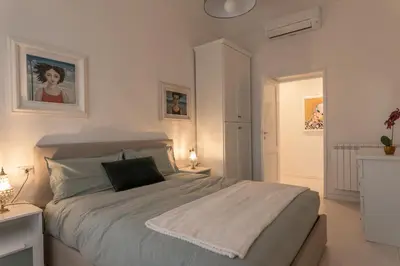 Letto o letti in una camera di Gallery Art Apartment in San Frediano
