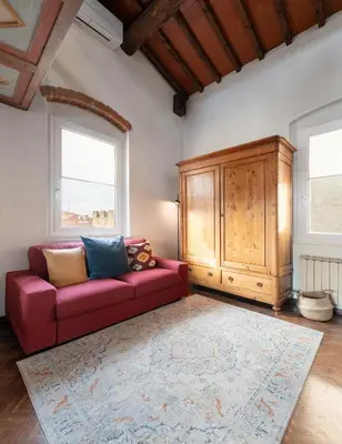 Area soggiorno di Via Lamberti, 3 - Florence Charming Apartments - Charming and historic 5th-floor attic apartment with elevator in a building at the heart of vibrant Florence, just a 2-minute walk from all attractions