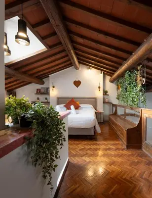Letto o letti in una camera di Via Lamberti, 3 - Florence Charming Apartments - Charming and historic 5th-floor attic apartment with elevator in a building at the heart of vibrant Florence, just a 2-minute walk from all attractions