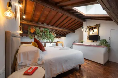 Letto o letti in una camera di Via Lamberti, 3 - Florence Charming Apartments - Charming and historic 5th-floor attic apartment with elevator in a building at the heart of vibrant Florence, just a 2-minute walk from all attractions