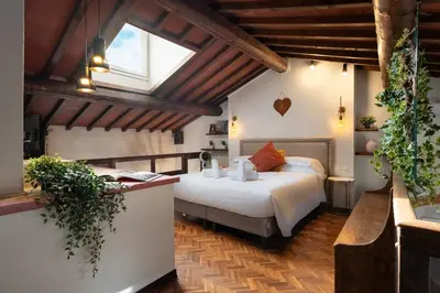Letto o letti in una camera di Via Lamberti, 3 - Florence Charming Apartments - Charming and historic 5th-floor attic apartment with elevator in a building at the heart of vibrant Florence, just a 2-minute walk from all attractions