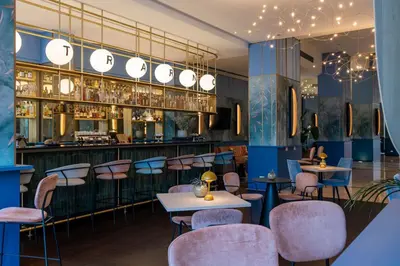 Salone o bar di DoubleTree by Hilton Florence Metropole