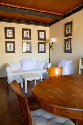 Area soggiorno di Darling Suite near David