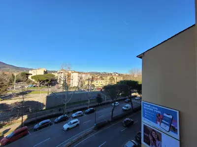 Vista generica sulle montagne o vista sulle montagne dall'interno dell'appartamento