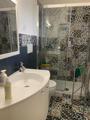 Bagno di La stanza col giardino