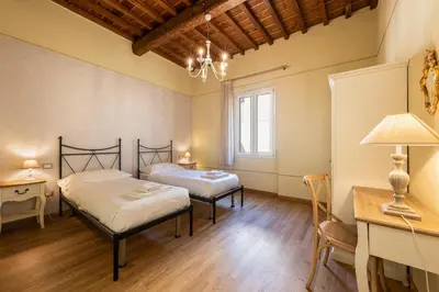 Letto o letti in una camera di Botticelli by Mmega