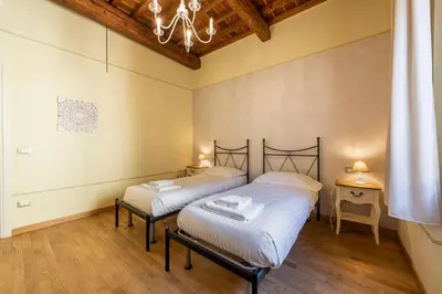 Letto o letti in una camera di Botticelli by Mmega