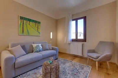 Area soggiorno di Woodie Apartment by Mamo Florence