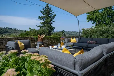 Area soggiorno di Apartments Florence - Villa Fonte Morgana with pool