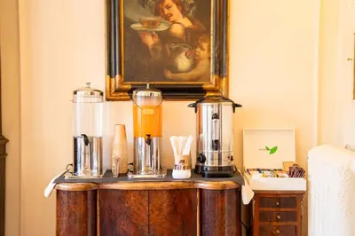 Set per la preparazione di tè e caffè presso Hotel Pendini