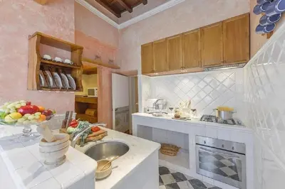 Cucina o angolo cottura di Maggio Palace by VacaVilla