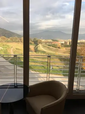 Vista generica sulle montagne o vista sulle montagne dall'interno dell'hotel