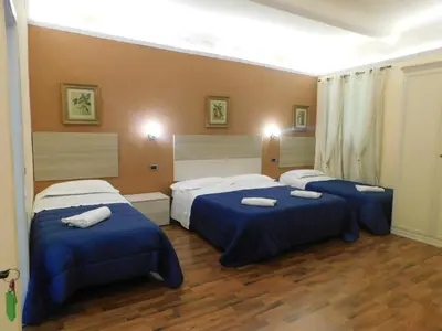Letto o letti in una camera di PICCOLO HOTEL Nel Centro Storico di Firenze