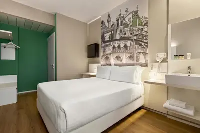 Letto o letti in una camera di Wyndham Garden Florence