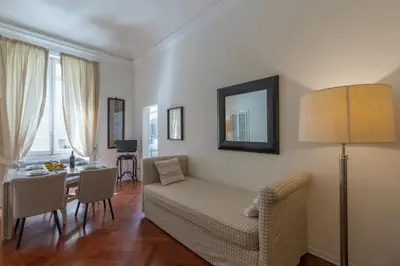 Area soggiorno di Big apartment a stone's throw from the Duomo