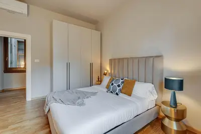 Letto o letti in una camera di Apartments Florence - Santo Stefano's Mirror