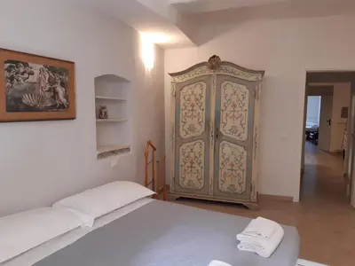 Letto o letti in una camera di casa de blu