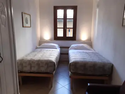 Letto o letti in una camera di casa de blu