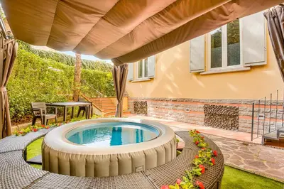 Piscina di Aurora Garden Lodging - Rooms & Apartment o nelle vicinanze