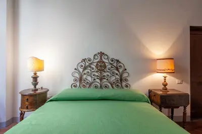 Letto o letti in una camera di Aurora Suite, inside historic centre, few steps from Uffizzi, AC bedrooom, brand new in-room BTH, 2nd floor, walking distance from all sites