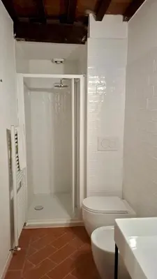 Bagno di Aurora Suite, inside historic centre, few steps from Uffizzi, AC bedrooom, brand new in-room BTH, 2nd floor, walking distance from all sites