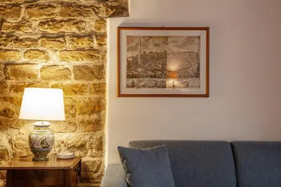Area soggiorno di Aurora Suite, inside historic centre, few steps from Uffizzi, AC bedrooom, brand new in-room BTH, 2nd floor, walking distance from all sites