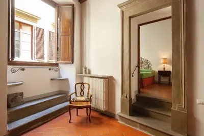 Area soggiorno di Aurora Suite, inside historic centre, few steps from Uffizzi, AC bedrooom, brand new in-room BTH, 2nd floor, walking distance from all sites