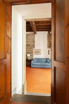 Area soggiorno di Aurora Suite, inside historic centre, few steps from Uffizzi, AC bedrooom, brand new in-room BTH, 2nd floor, walking distance from all sites