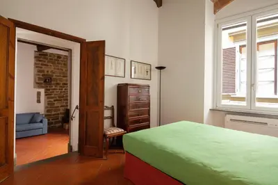 Letto o letti in una camera di Aurora Suite, inside historic centre, few steps from Uffizzi, AC bedrooom, brand new in-room BTH, 2nd floor, walking distance from all sites