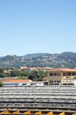 Vista generica sulle montagne o vista sulle montagne dall'interno dell'affittacamere
