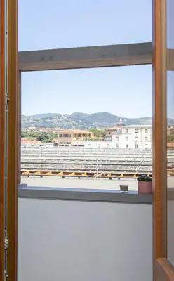 Vista generica sulle montagne o vista sulle montagne dall'interno dell'affittacamere