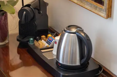 Set per la preparazione di tè e caffè presso Hotel Embassy