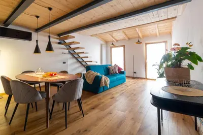 Area soggiorno di Industrial design loft with outdoor living terrace