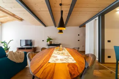 TV o dispositivi per l'intrattenimento presso Industrial design loft with outdoor living terrace