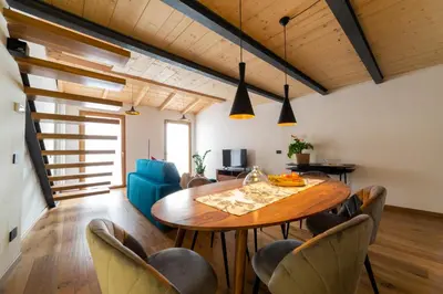 Area soggiorno di Industrial design loft with outdoor living terrace