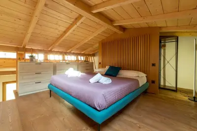 Letto o letti in una camera di Industrial design loft with outdoor living terrace