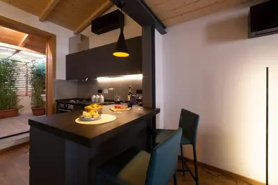 Cucina o angolo cottura di Industrial design loft with outdoor living terrace