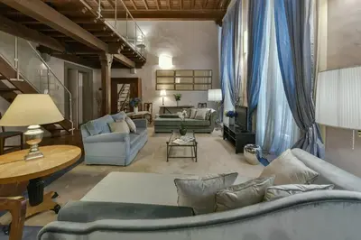 Area soggiorno di Caravaggio frescoed big loft in Oltrarno