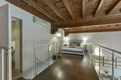 Letto o letti in una camera di Caravaggio frescoed big loft in Oltrarno