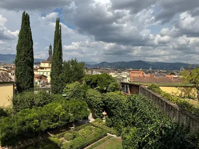 Vista generica sulle montagne o vista sulle montagne dall'interno dell'appartamento
