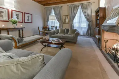 Area soggiorno di Pontormo apartment with fireplace in Oltrarno