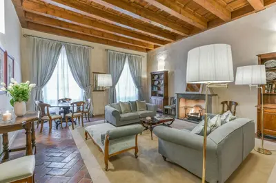 Area soggiorno di Pontormo apartment with fireplace in Oltrarno
