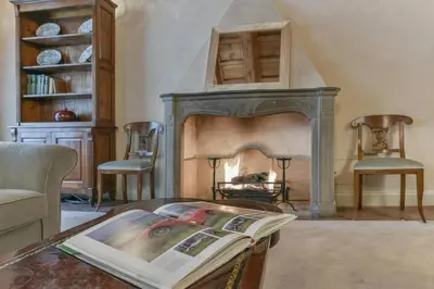 Area soggiorno di Pontormo apartment with fireplace in Oltrarno