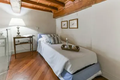 Letto o letti in una camera di Pontormo apartment with fireplace in Oltrarno