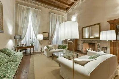 Area soggiorno di Raffaello apartment with fireplace in Oltrarno