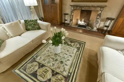Area soggiorno di Raffaello apartment with fireplace in Oltrarno